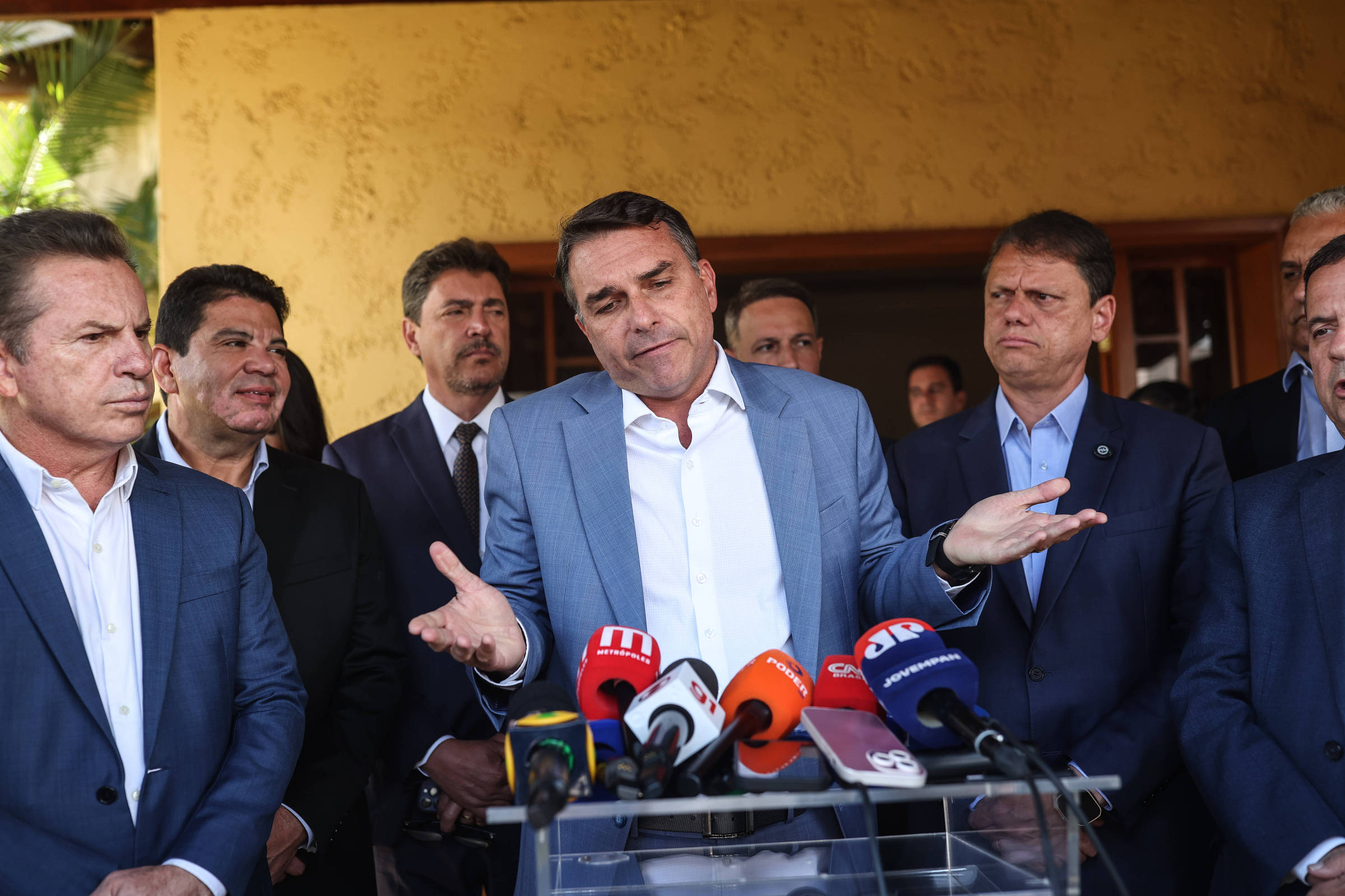 Flávio Bolsonaro diz que fim da escala 6x1 é oportunismo de Lula para ganhar votos