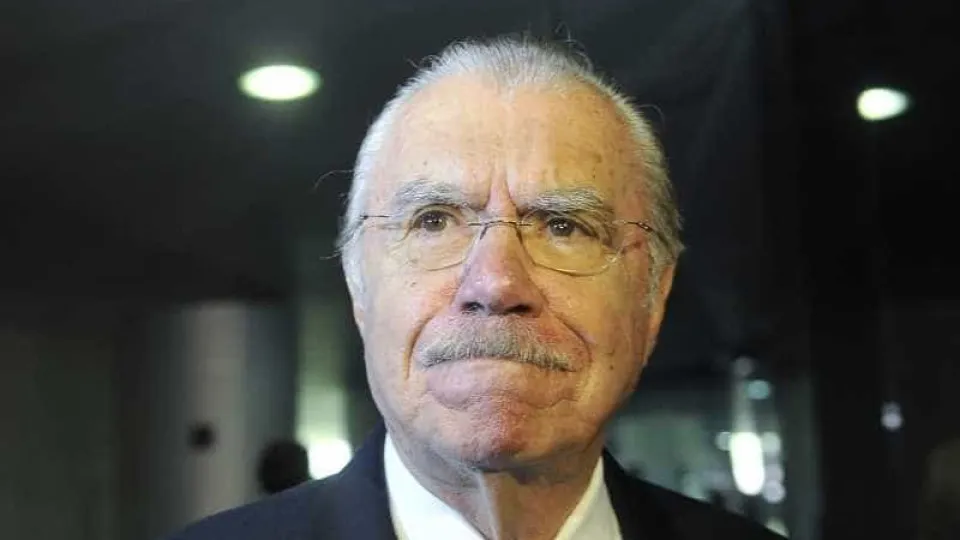 Ex-presidente José Sarney é internado após dores e procedimento abdominal