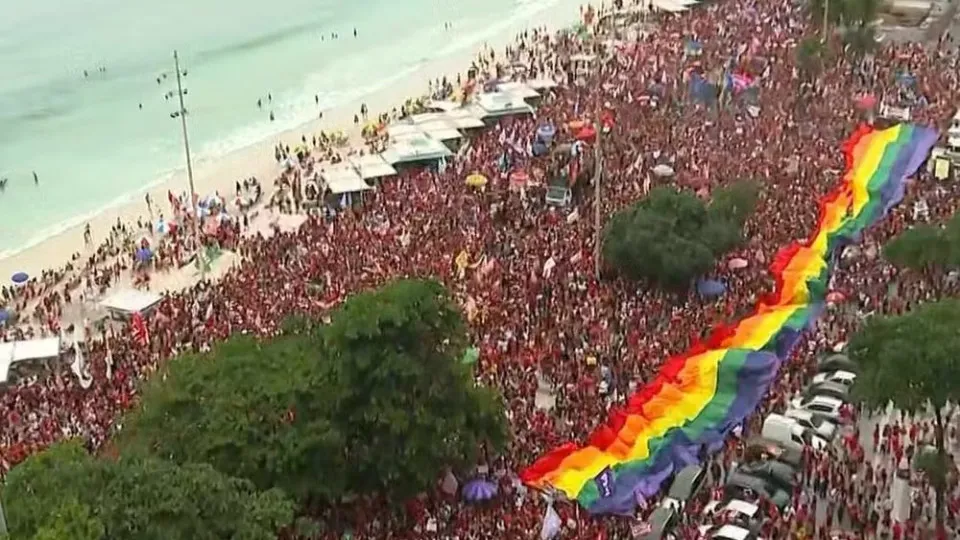Multidão ocupa sete quarteirões de Copacabana em ato pró-Lula