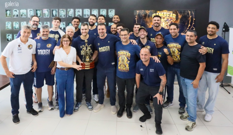 Mara Bertaiolli recebe campeões paulistas de basquete