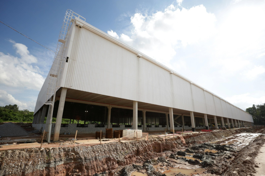 Em Suzano, Prefeito vistoria obras de ampliação do centro logístico instalado na Vila Figueira