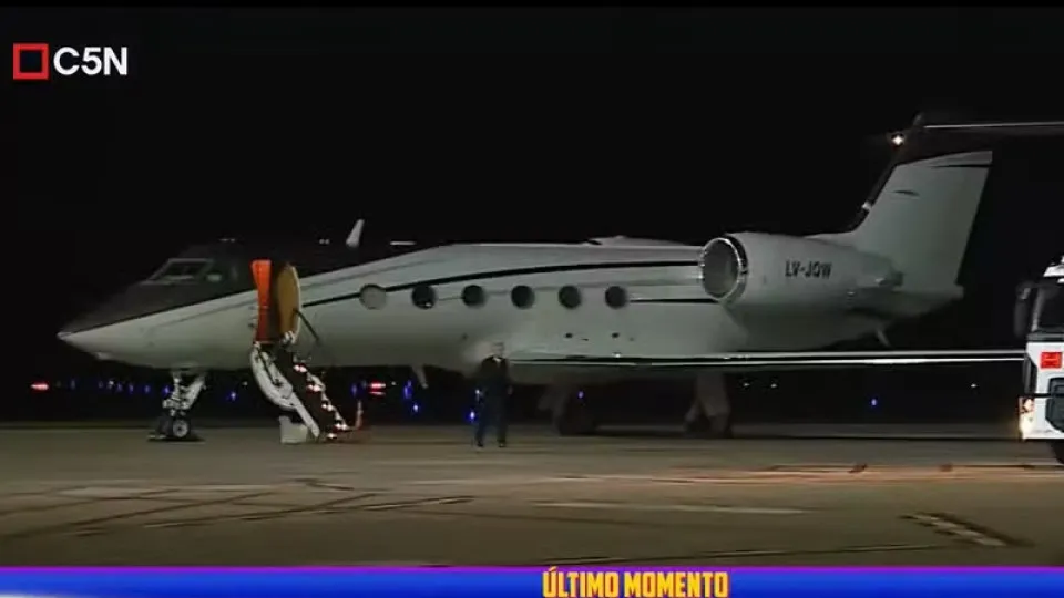 Baires Fly: Avião com Flávio Bolsonaro e família segue para Miami