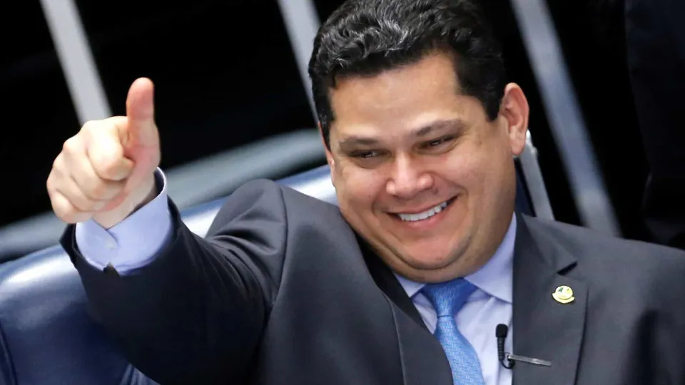Alcolumbre planeja articular indulto ou anistia a Bolsonaro em busca de votos da direita para se reeleger