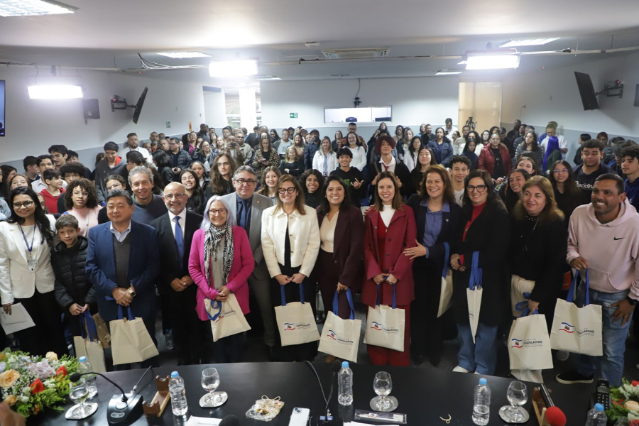 Parlamento Estudantil de Mogi empossa 46 alunos e reúne propostas para a cidade 