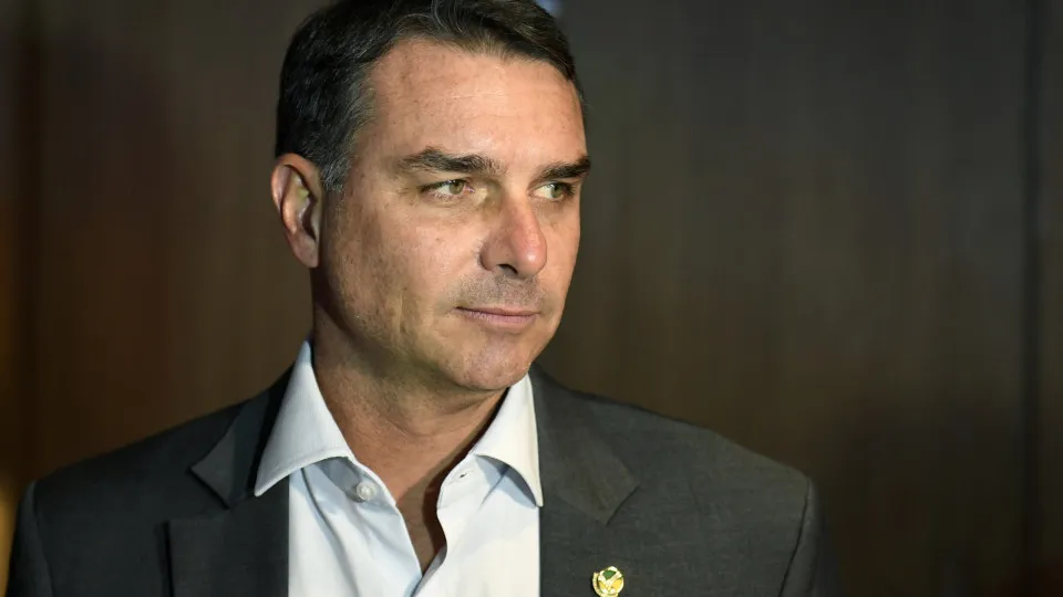 Flávio Bolsonaro enfrenta isolamento após carta golpista e operação despiste com fuga para os EUA