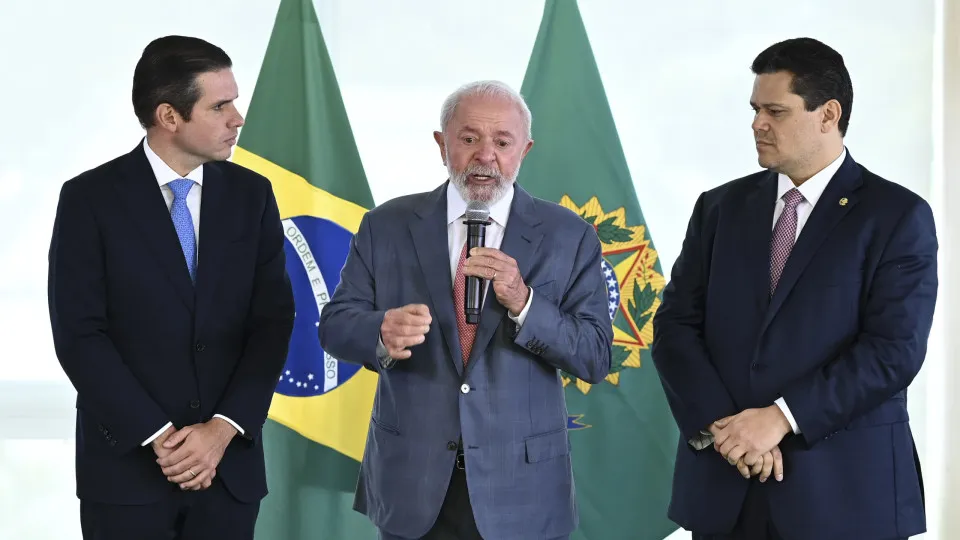 Lula planeja montar frente ampla com Alcolumbre e Motta e nova relação com base