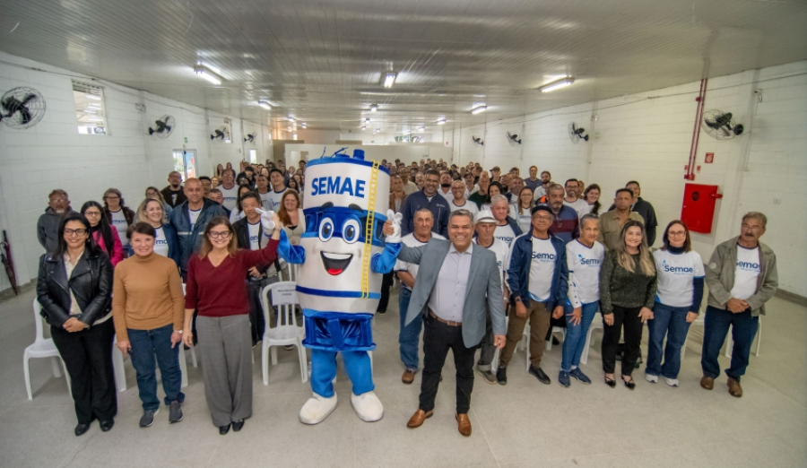 Prefeita Mara Bertaiolli entrega homenagens a servidores 60+ do Semae, que completa 60 anos