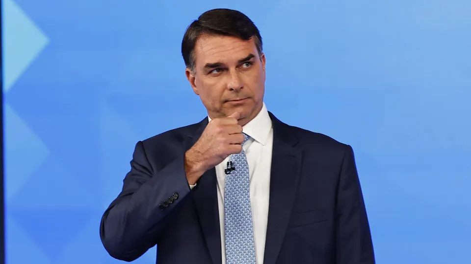 Flávio Bolsonaro diz que vitória de Lula é "matematicamente impossível"